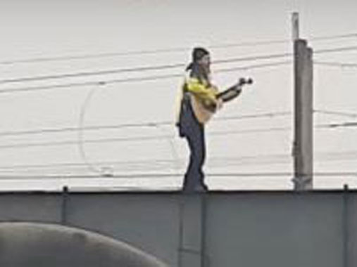 ВИДЕО: На огради моста свирао гитару — на ролерима