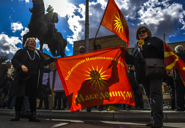 КРИЗА У МАКЕДОНИЈИ: Протести испред кућа посланика, полиција предузима акције