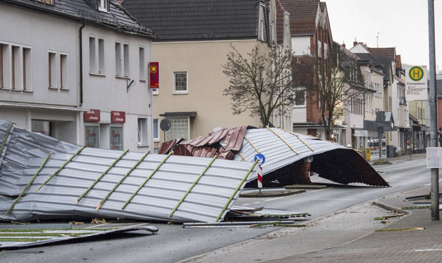 Град величине тениских лопти и торнадо прети југоистоку САД