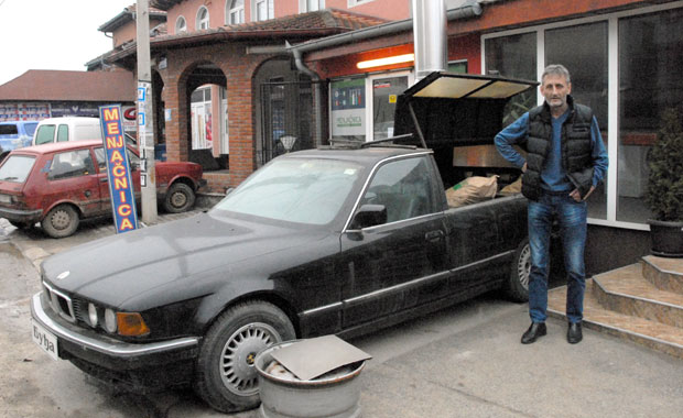 ОД БМВ-А НАПРАВИО ПЕЧЕЊАРУ: Мобилно печење из прасеторијума