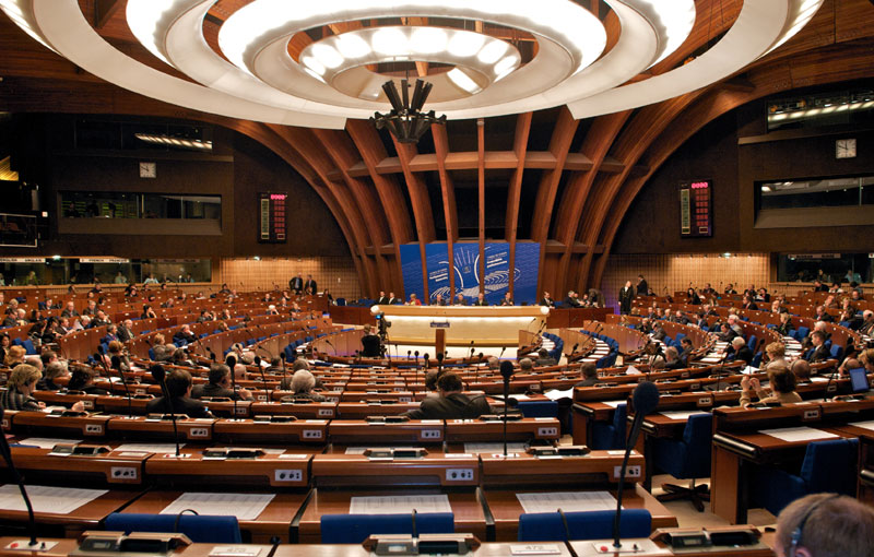 У Стразбур са коферима папира