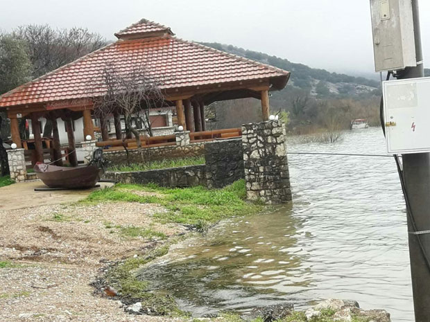 Море се повукло, језеро и река прете, становништво u приправности