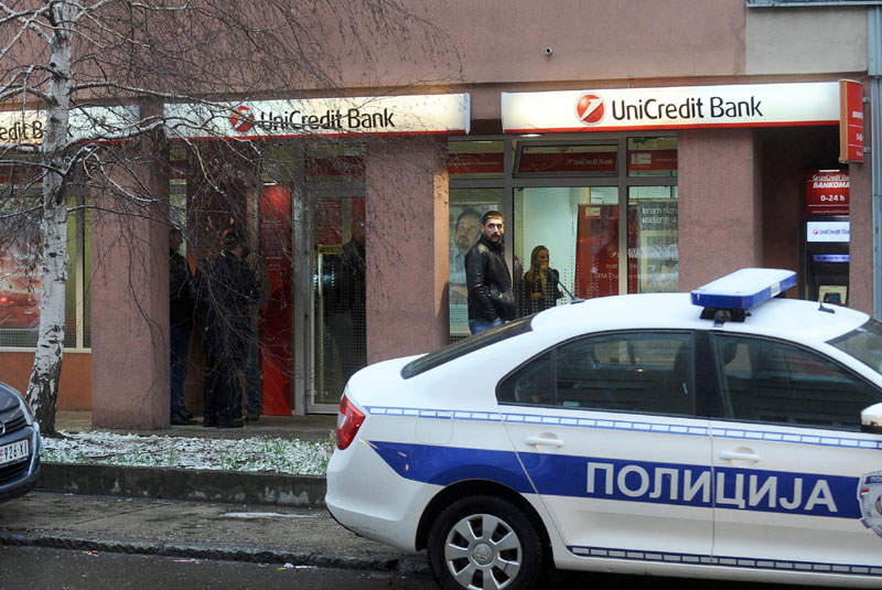 Опљачкана Уникредитова експозитура, из банке однети милиони (ФОТО)