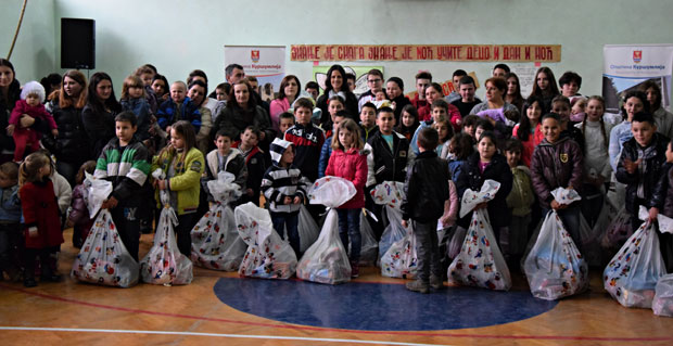 Тамара Вучић поделила поклоне за најмлађе у Општини Куршумлија (ФОТО)