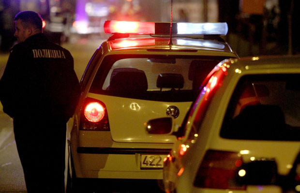 Отац командира полиције претучен после удеса, лекари се боре за његов живот