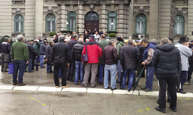 Ниш: Шатори испред Градске куће?