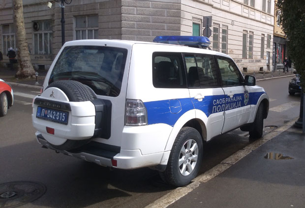 Пијан џипом кренуо у кафану, бежао од полиције, па ухапшен у блату