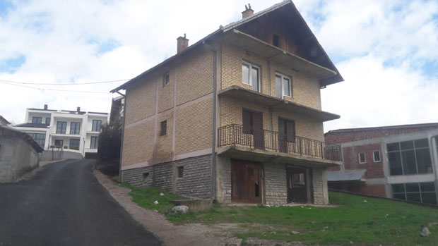 ХАПШЕЊЕ СРБИНА НА КиМ: Требало да препозна покрадено покућство, па приведен у полицијској станици; Oдређен му кућни притвор (ФОТО)