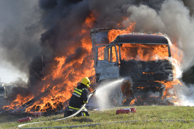 Запалио се шлепер код Појата, саобраћај успорен (ВИДЕО)