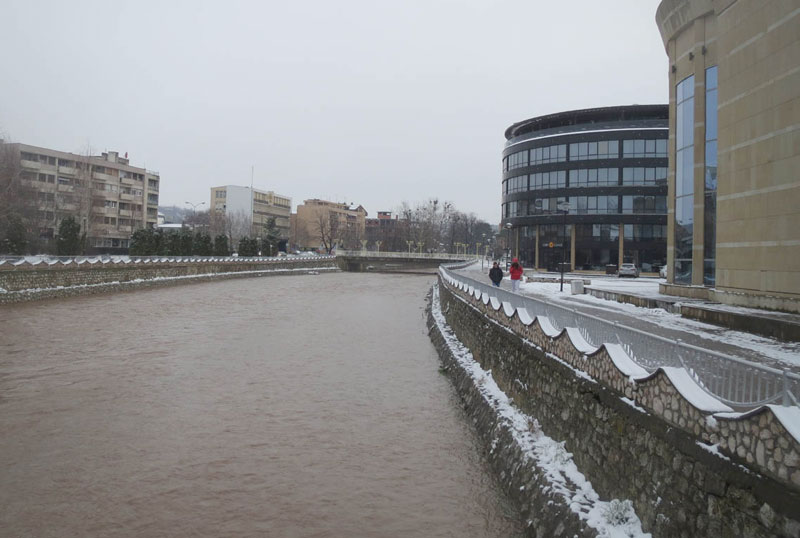 Очи свих Параћинаца упрте у набујалу Црницу