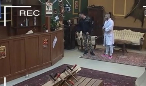 38 минута уздисања и врелог секса, а онда им задругари упали усред акције! Какав блам! (ВИДЕО)