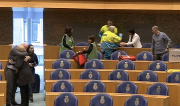 ШОК У ХОЛАНДИЈИ: Скочио са галерије парламента током заседања (ВИДЕО)