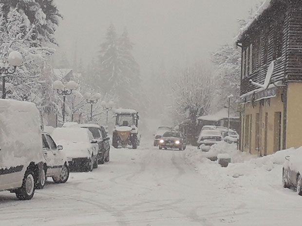 Снег затвара путеве на северу Црне Горе