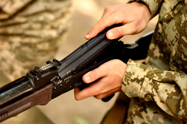 НЕСРЕЋА У КАСАРНИ: Двојица војника рањена док су чистила оружје
