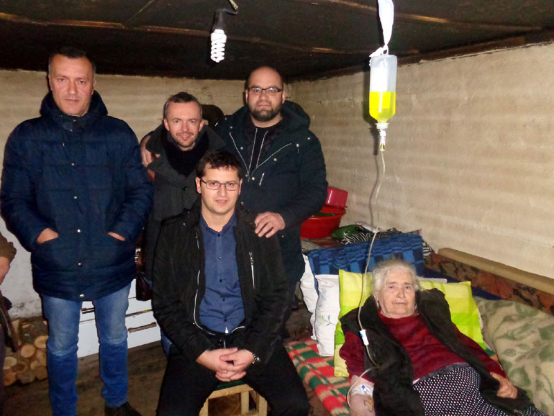 УСПЕШНА МИСИЈА ХУМАНИТАРАЦА: До баке Станке по вејавици