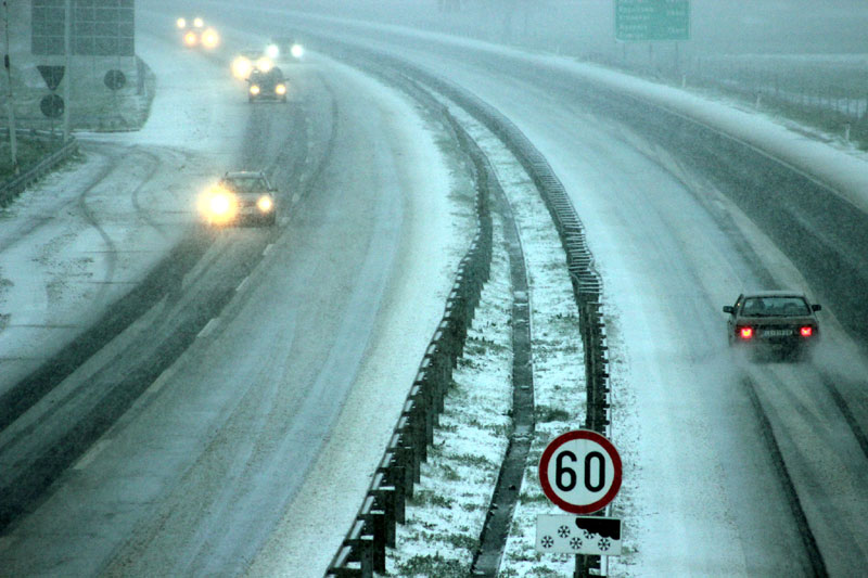Путеви Србије апелују на опрез због снега