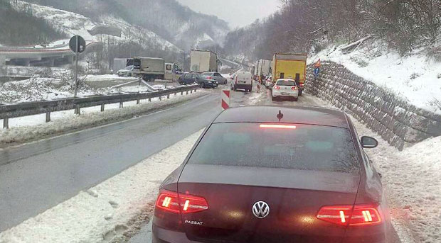 НЕСРЕЋА КОД САРАЈЕВСКОГ МОСТА: Судар камиона и аутомобила, троје повређено (ФОТО)