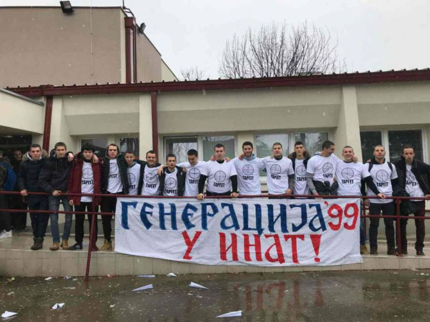 У ИНАТ: Гимназијалцима из Даниловграда забранили да осуде НАТО злочин, па су “гађали” полицију (ФОТО/ВИДЕО)