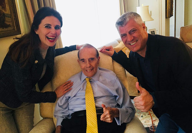 Бивши сенатор Дол објавио слику са Тачијем и Читаку