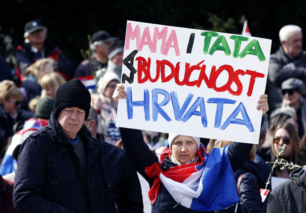 ПРОТЕСТ У ЗАГРЕБУ: Ја сам тата, а не родитељ два (ФОТО)