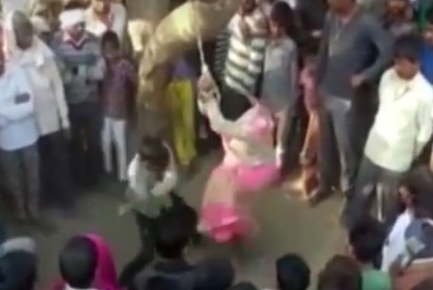 УЗНЕМИРУЈУЋИ ВИДЕО: Везао жену за дрво па је бичевао, пролазници хтели да је силују