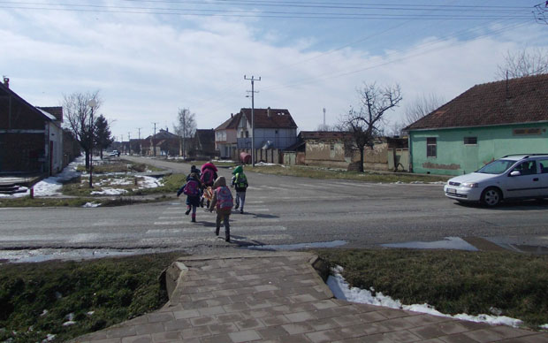 Подмићују младе да остану