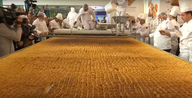 ПОГЛЕДАЈТЕ: Како изгледа највећа баклава на свету (ВИДЕО)