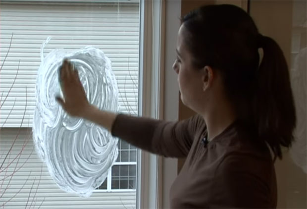 ПРАКТИЧАН ТРИК ДОМАЋИЦА: Прозори блистави за трен – без трагова и мрља (ВИДЕО)