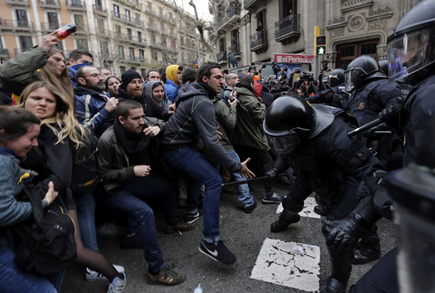 ХАОС У БАРСЕЛОНИ И ЉЕИДИ ЗБОГ ПУЂДЕМОНА : Троје ухапшено, у сукобима повређенa 74 демонстранта и 13 полицајаца