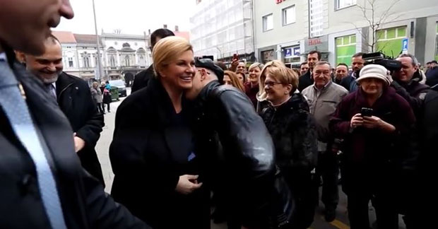 РУКОВАЊЕ МУ НИЈЕ БИЛО ДОВОЉНО: Пољубио Грабар-Китаровић у врат (ВИДЕО)