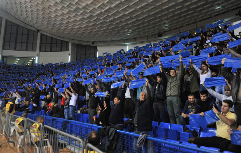 У Загребу приведено 57 навијача Будућности: Скандирали и Ово је Србија