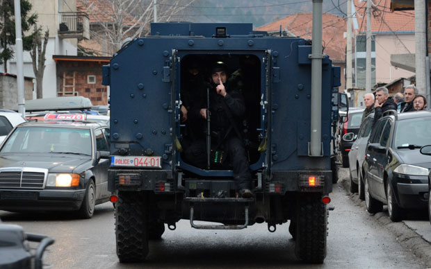 БАХАТОСТ СПЕЦИЈАЛЦА РОСУ: Прстом показивао новинару “Новости” да ћути (ФОТО)