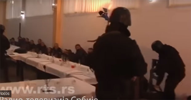 ВИДЕО: Овако су специјалци РОСУ упали у салу и тукли голорук народ