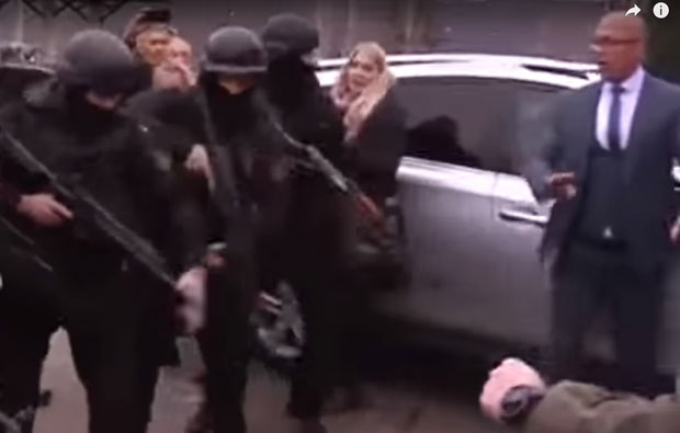 ПРИПАДНИЦИ РОСУ УПЕРИЛИ ПУШКЕ У НОВИНАРКУ “НОВОСТИ”: Били су груби, вређали нас, гурнули су колегиницу која је пала!