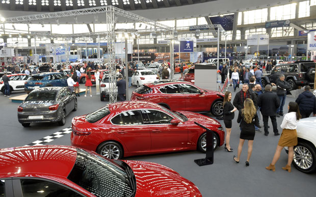 Промотерка на Сајму аутомобила села за волан, па изазвала судар! (ВИДЕО)