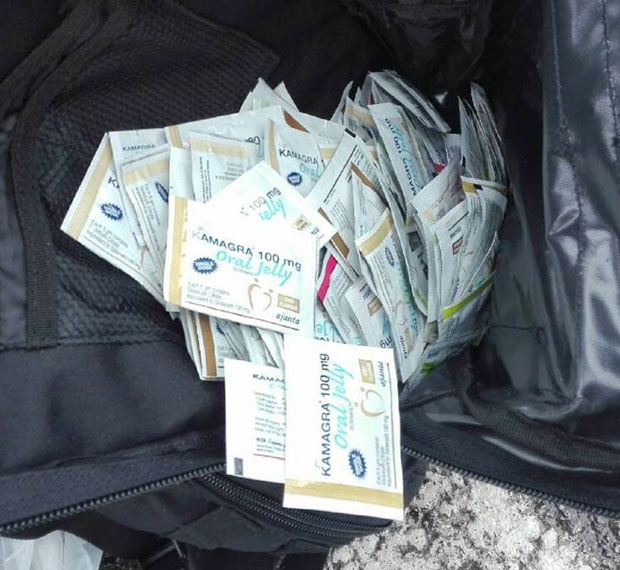 НЕОБИЧАН УЛОВ ЦАРИНИКА: Заплењен пун кофер гела за потенцију