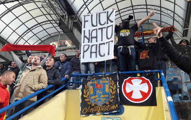 ЦРНОГОРЦИ ВРЕЂАЛИ НАТО: Навијачи из Никшића транспарентом у Подгорици послали поруку Алијанси