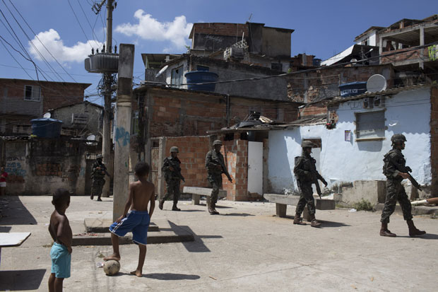 РИО ДЕ ЖАНЕИРО: Хиљаде војника и полицајаца улазе у фавеле (ФОТО)