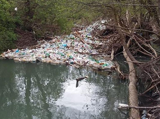 Ћехотину преплавио отпад