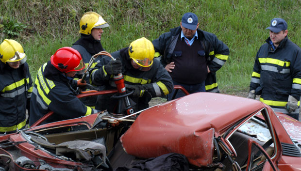 УДЕС КОД КРАЉЕВА: Ватрогасци жену извлачили из кола, повређено неколико особа