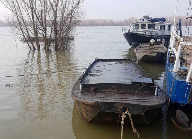 Из Дунава извучена баржа са преко осам тона нафте (ФОТО)
