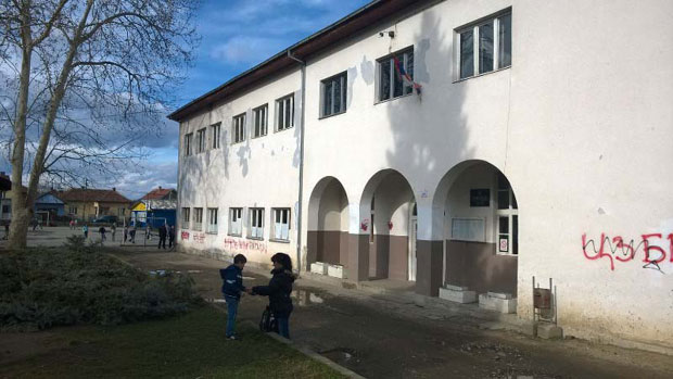 Он их шутира, шамара, удара им главу о зид, дави, вуче по поду, боде их оловком...