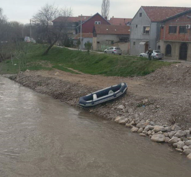 ДРАМА У НИШУ: Младић упао у реку, потрага у току (ФОТО)