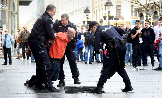 ФОТО: Малтретирао пролазнике у Кнез Михајловој, чупао део плочника