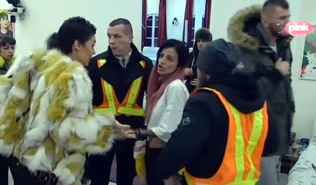 ПОЛИЦИЈА ИНТЕРВЕНИСАЛА У ЗАДРУЗИ: Јелена Крунић покушала да уђе у ријалити, избио хаос