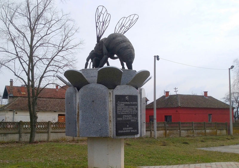 У Каменову одају почаст пчели 