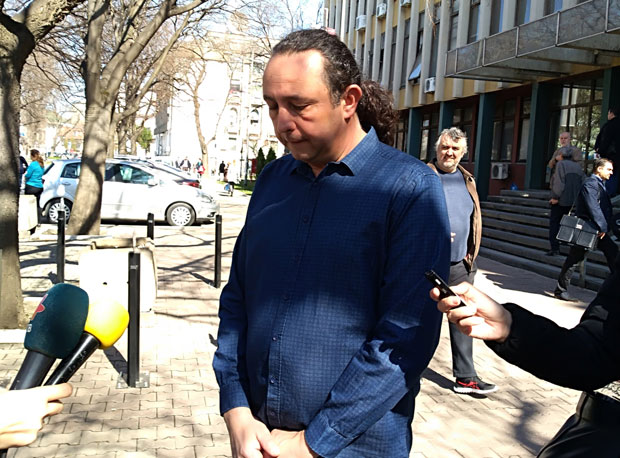 Синови неће код мајке