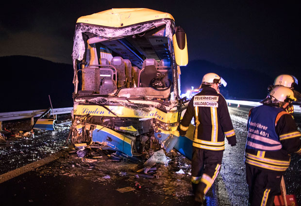 ТЕЖАК УДЕС НА АУТОПУТУ: Аутобус се закуцао у камион, један мртав, 18 повређено