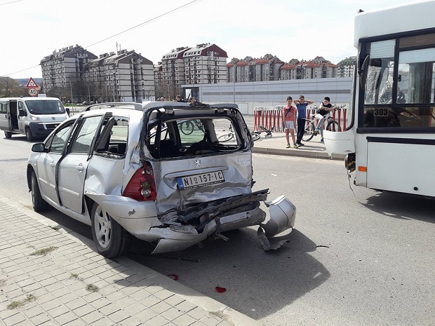 САОБРАЋАЈКА У НИШУ: У судару аутобуса и аутомобила повређене четири особе (ФОТО)
