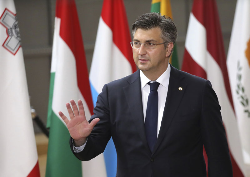 ЖЕНА СА ДЕТЕТОМ ПЛЕНКОВИЋУ: Пије ли Ваше дете флаширану воду?